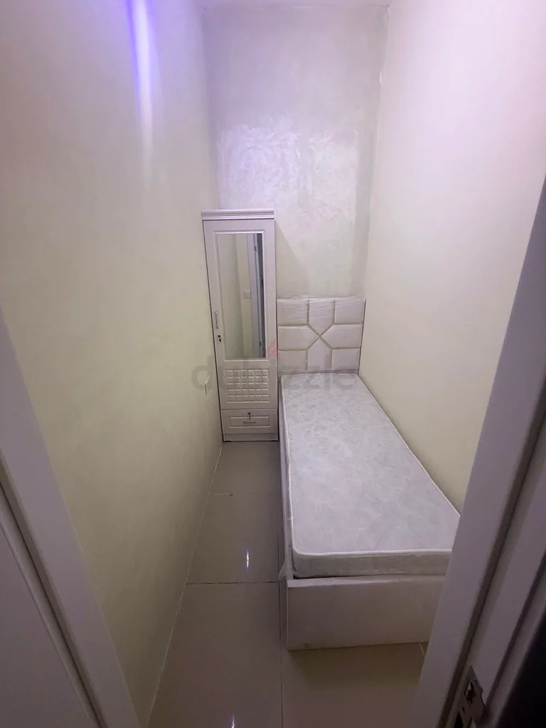 غرفة صغيرة مذهلة بدون نافذة64056599743362110