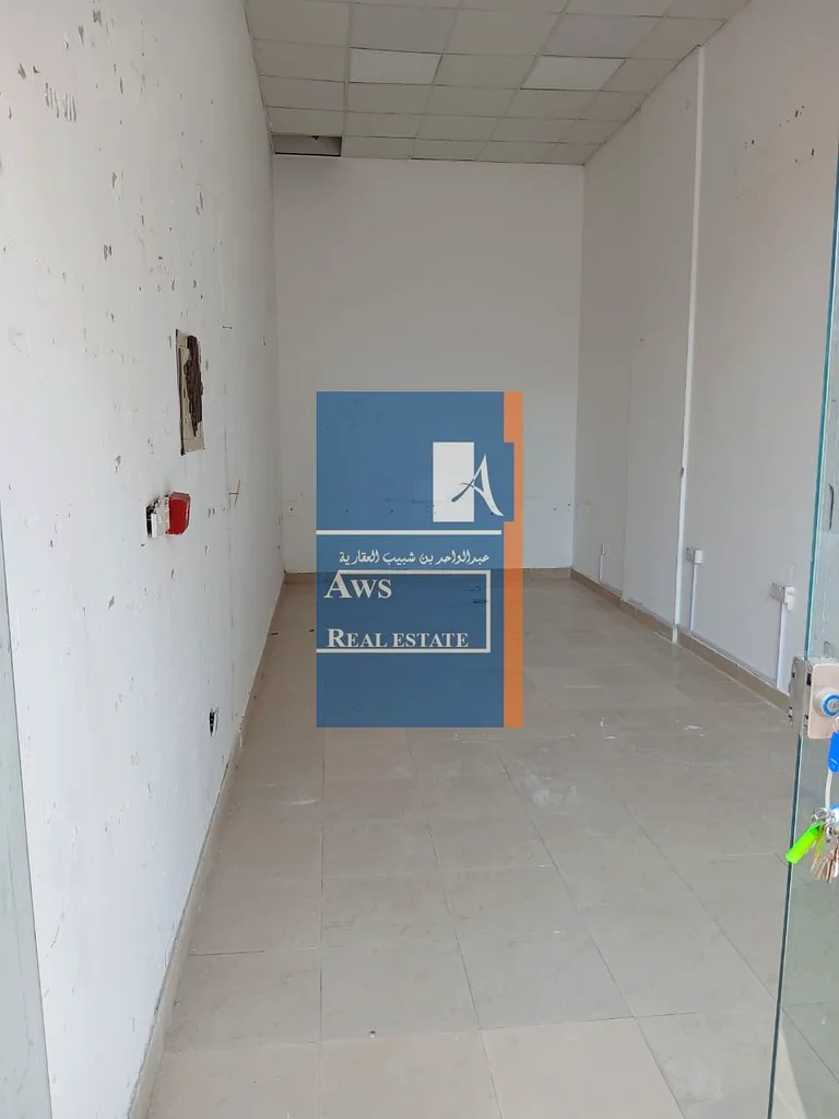 متجر رخيص في مكان تجاري متميز - بالقرب من محطة مترو أبو بكر64065922037505111