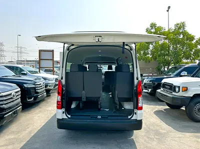 2025 Toyota HIACE — фото 5