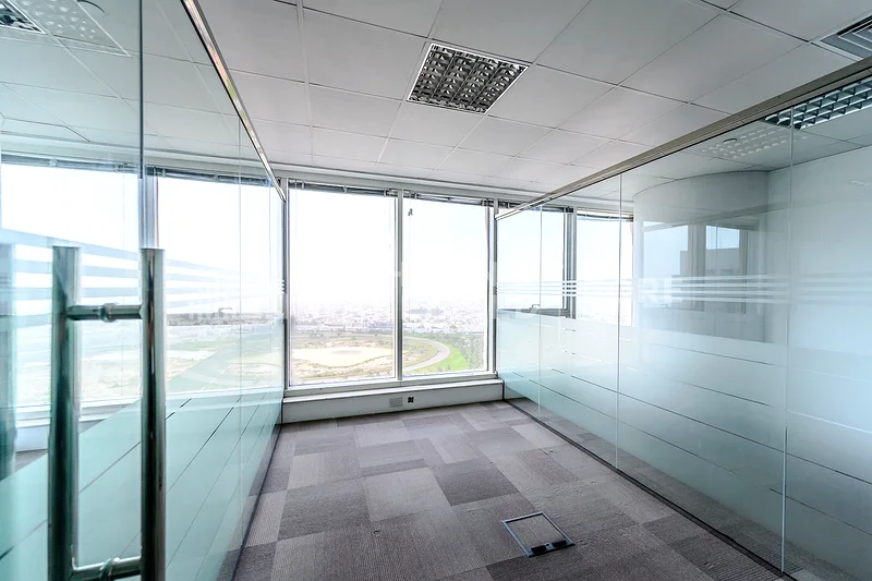 مجهز بالكامل بأقسام زجاجية | ترخيص من هيئة تنمية الاقتصاد (DED)64068652313219113