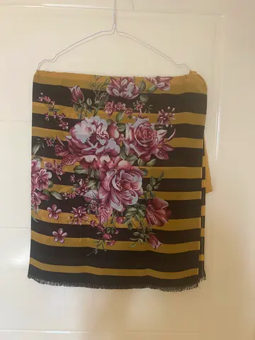 Elegant Floral Pattern Scarf for All Occasions