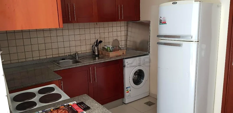 地铁站入口处的建筑，带家具的单间公寓，可观赏游泳池全景并配备所有设施64163016835074113