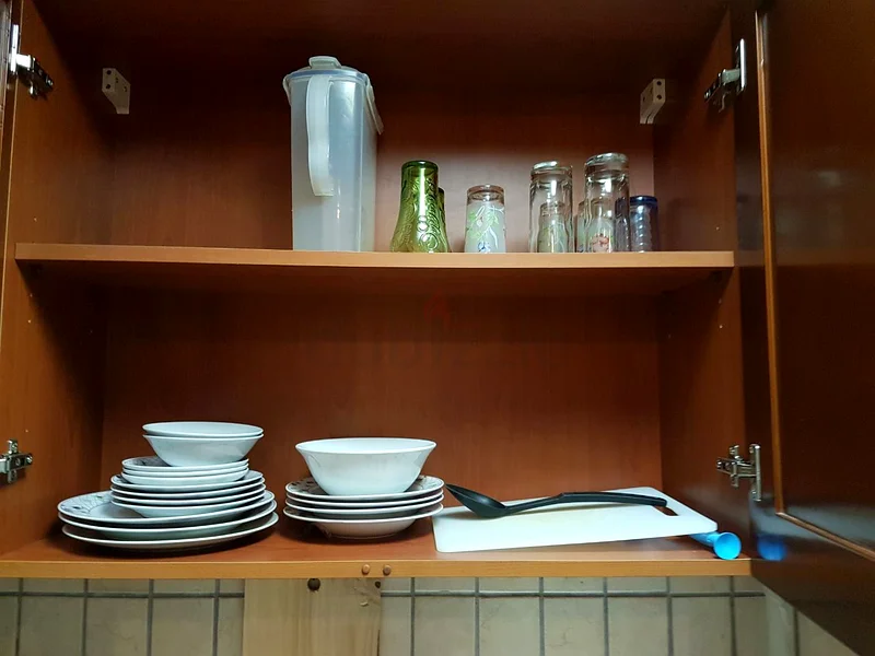 地铁站入口处的建筑，带家具的单间公寓，可观赏游泳池全景并配备所有设施64163016835074114
