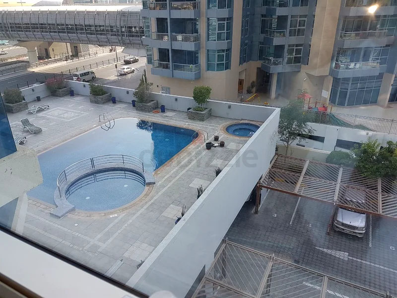 地铁站入口处的建筑，带家具的单间公寓，可观赏游泳池全景并配备所有设施64163016835074111