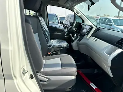 2025 Toyota HIACE — фото 16