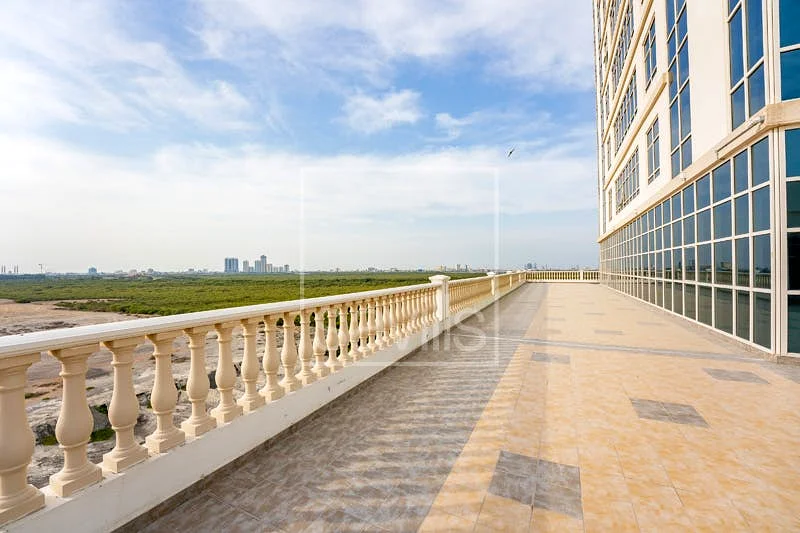 موقع متميز | طابق كامل | مساحة تجارية64061599480451110