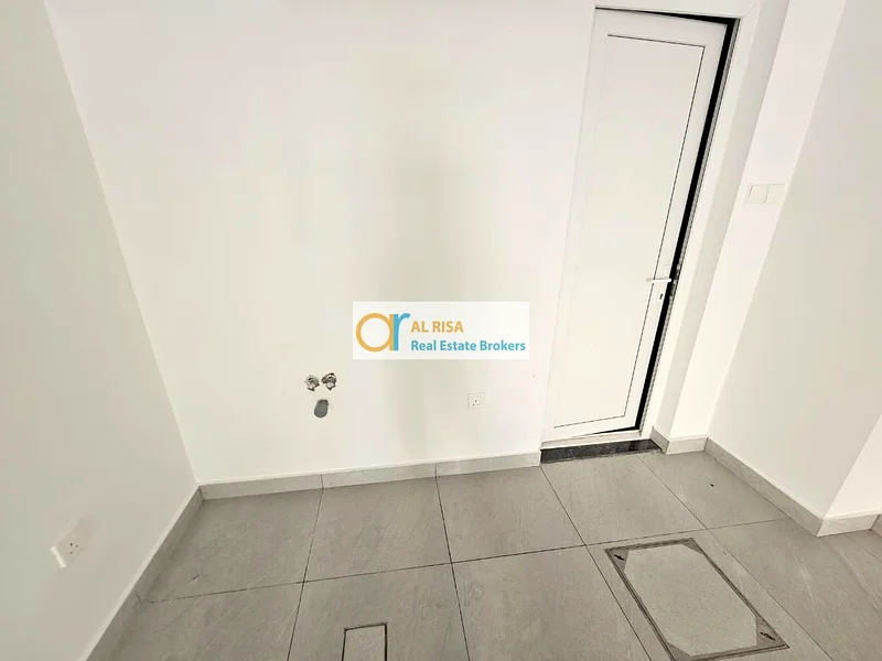 متجر بمساحة 300 قدم مربع لجميع أنواع الأعمال متاح في الكراامة64063252560513111