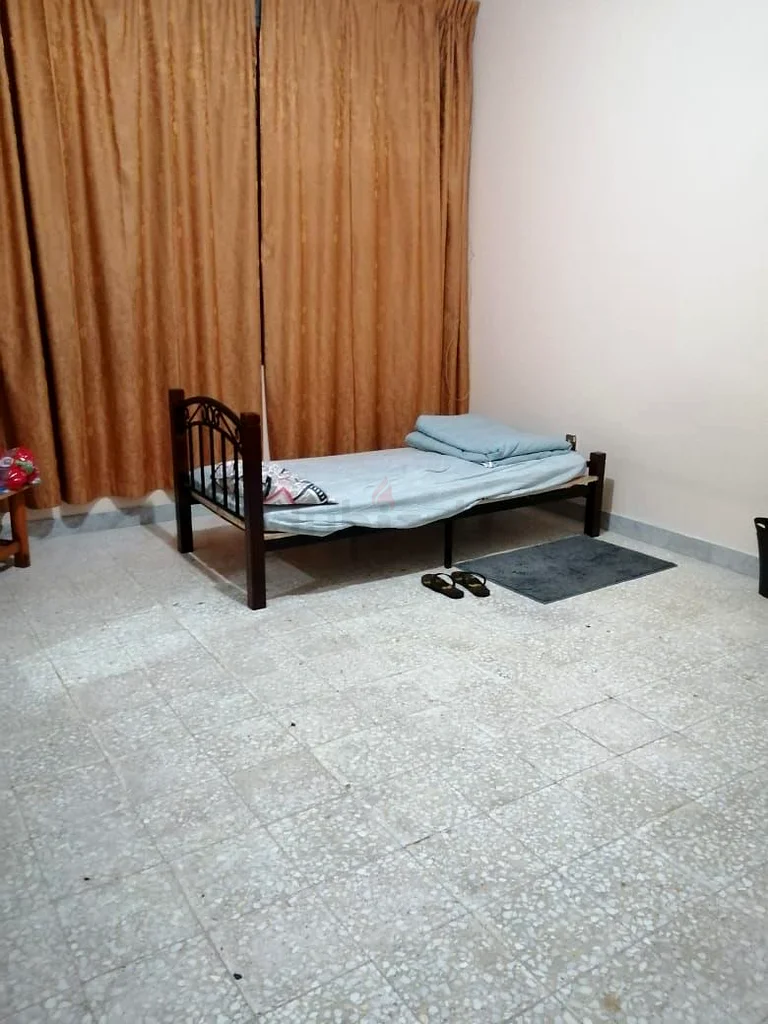 غرفة كبيرة مع حمام منفصل متوفرة لرجل أعمال أعزب في أبو ظبي64047428774402111
