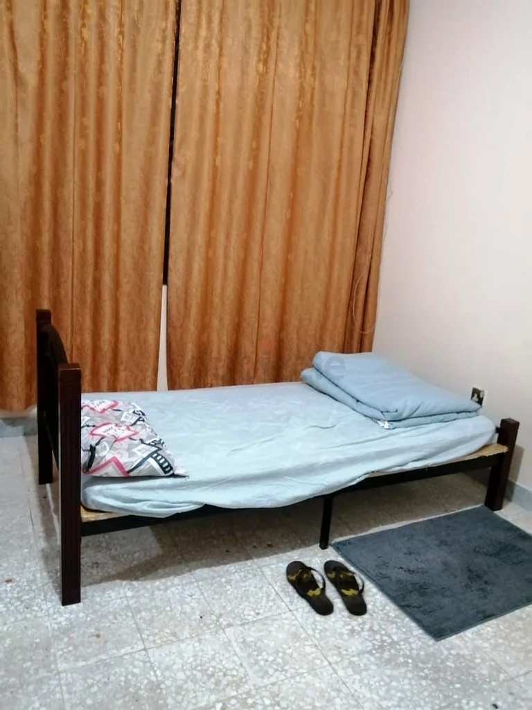 غرفة كبيرة مع حمام منفصل متوفرة لرجل أعمال أعزب في أبو ظبي64047428774402113