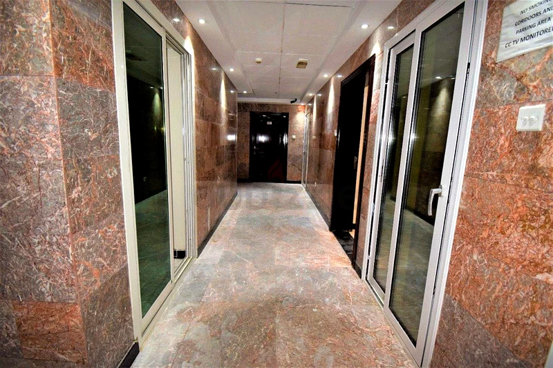 غرفة شبه مفروشة مع حمام داخلي وشرفة بالقرب من ديرة كلاك تاور روندابوت64048402212609112
