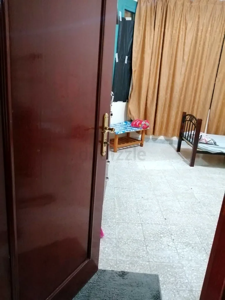 غرفة كبيرة مع حمام منفصل متوفرة لرجل أعمال أعزب في أبو ظبي64047428774402110