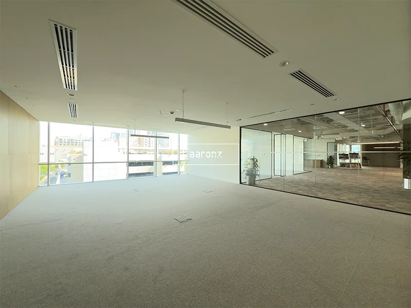 ELEGANTLY FITTED | PARTITIONED | CARPETED64067125245058110