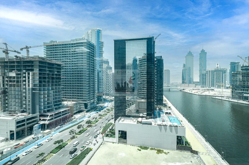 مساحة مكتبية مريحة، مؤثثة بالكامل، في موقع رئيسي64068228810499110