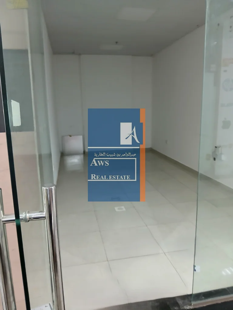 محل بأسعار معقولة في موقع تجاري متميز - بالقرب من وسائل النقل العام64067788404483112