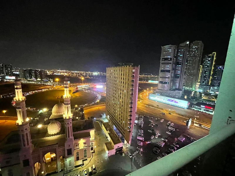 شقة مفروشة بالكامل مكونة من غرفتين وصالة مع شرفة، واي فاي مجاني بسعر 4800 فقط في النهدة الشارقة64190014522114114