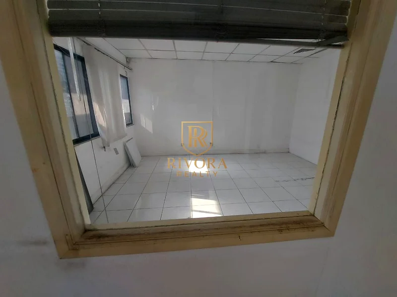 مساحة مكتبية واسعة مع بانترى ومرحاض64067788511619113