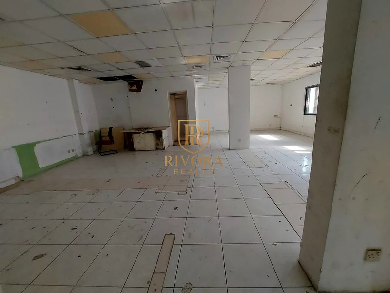 مساحة مكتبية واسعة مع بانترى ومرحاض64067788511619111