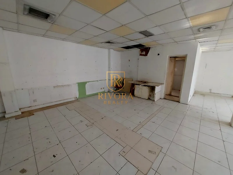 مساحة مكتبية واسعة مع بانترى ومرحاض64067788511619112