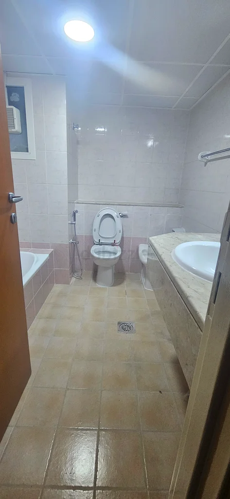 غرفة ملحقة بمرحاض ونافذة متاحة عند مخرج مترو ADCB 264048402433283111