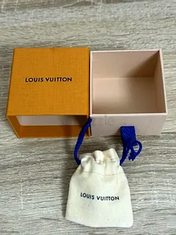 ORIGINAL - Louis Vuitton LV Pearl Earrings - White Pearl/Resin, Gold Metal -  NEW - NOT USED