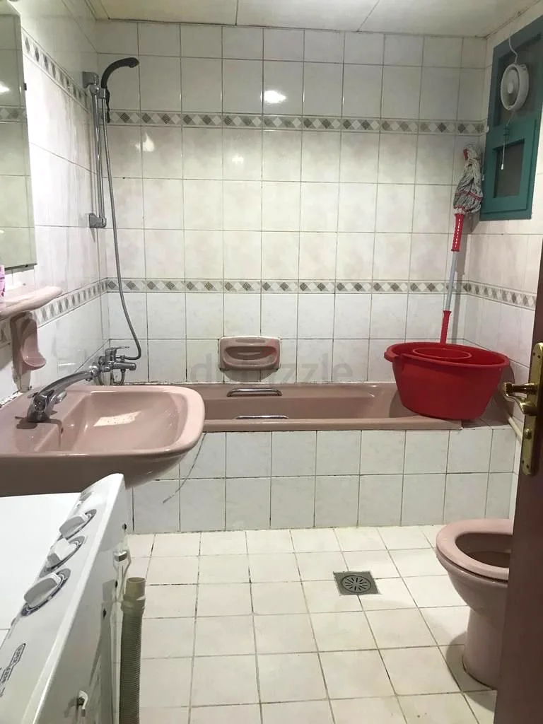 غرفة كبيرة مع حمام منفصل متوفرة لرجل أعمال أعزب في أبو ظبي64047428774402114