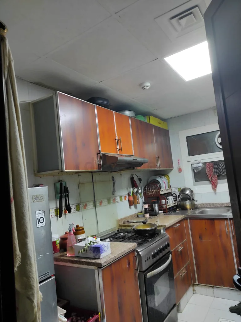 غرفة مشتركة متاحة للرجل الهندي التنفيذي الأعزب64054494781058111