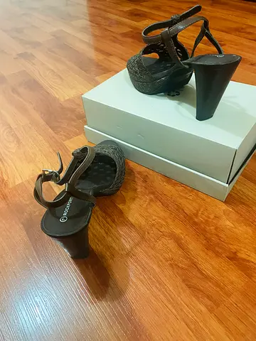 Stylish Brown Rockport Heels in Excellent Condition