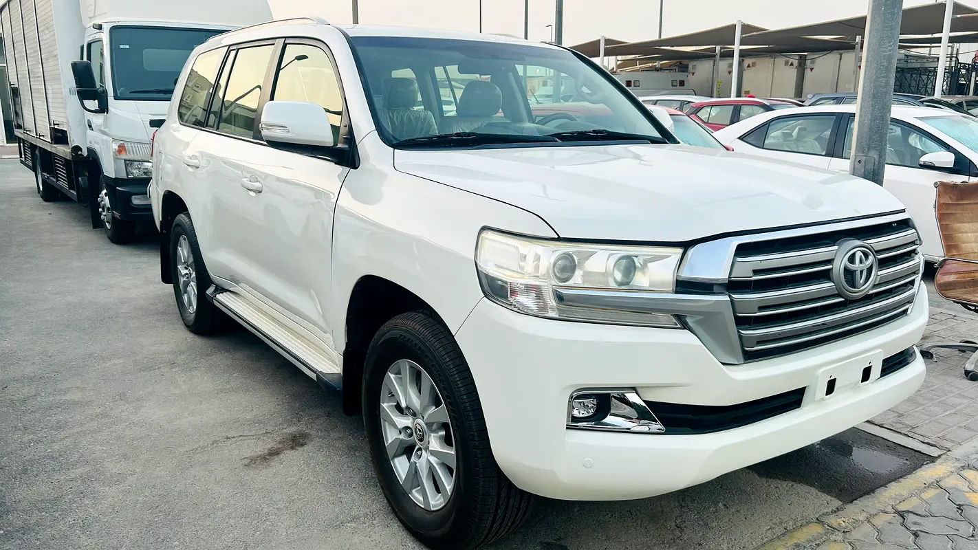 Toyota Land Cruiser 2019 — photo 1 of 12