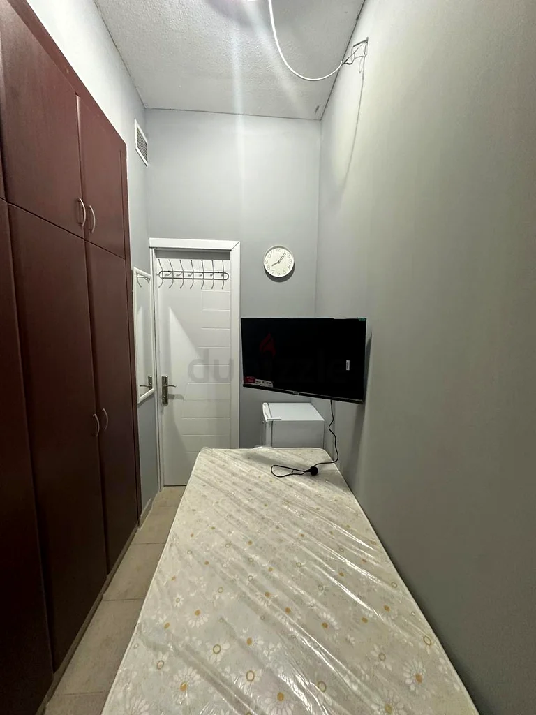 حاجز عازل للصوت للرجال فقط بالقرب من المترو64048080647169111