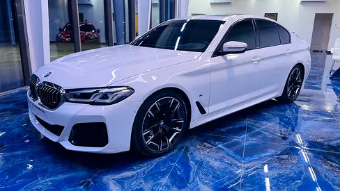 بي ام دبليو 530i 2021 خليجي بحالة وكالة نظيفة جدا رقم واحد فول موصفات كت ام بور