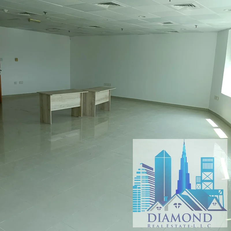 مكتب كبير ونظيف مع موقف سيارات متوفر للإيجار في برج هورايزون، عجمان.64073008060803114