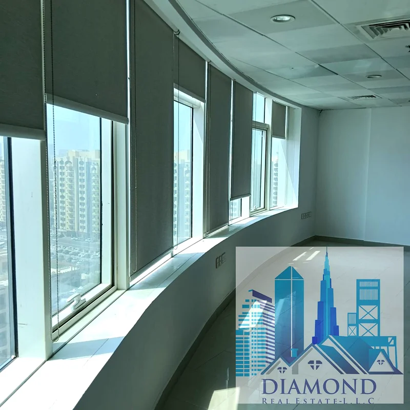 مكتب كبير ونظيف مع موقف سيارات متوفر للإيجار في برج هورايزون، عجمان.64073008060803110