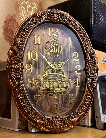 Elegant Vintage Wall Clock with Intricate Design