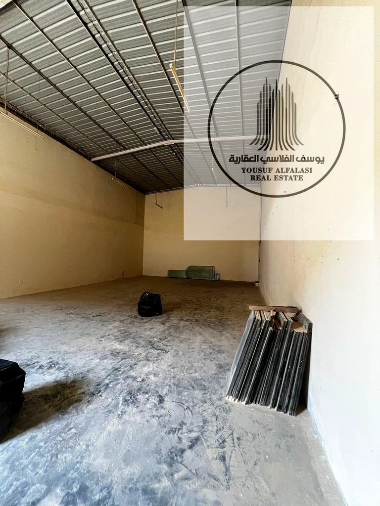Distinctive warehouse for annual rent - Warehouse in Umm Al Quwain Location: Umm Al Quwain - Strategically located near main roads, easy to access and64060942706691111