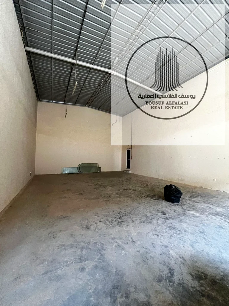 Distinctive warehouse for annual rent - Warehouse in Umm Al Quwain Location: Umm Al Quwain - Strategically located near main roads, easy to access and64060942706691110