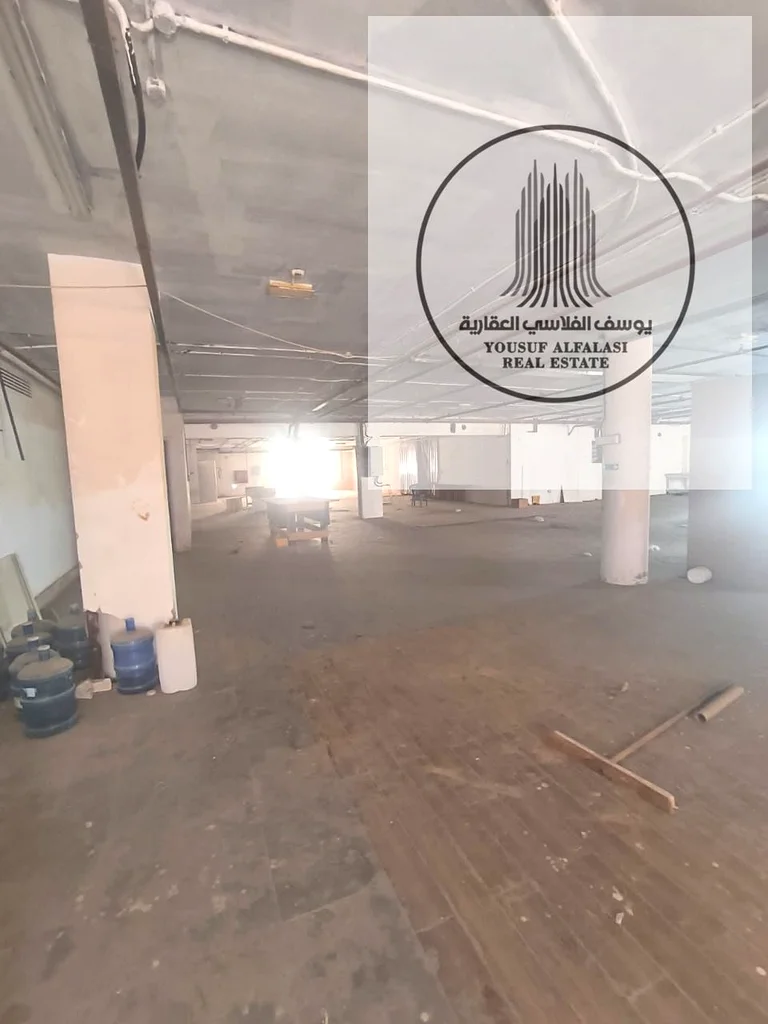 مستودع مميز للإيجار في عجمان / الجرف الصناعية 2 الموقع: الجرف الصناعية 2 - يقع بشكل استراتيجي على شارع رئيسي مزدحم، مما يوفر64074007999619110