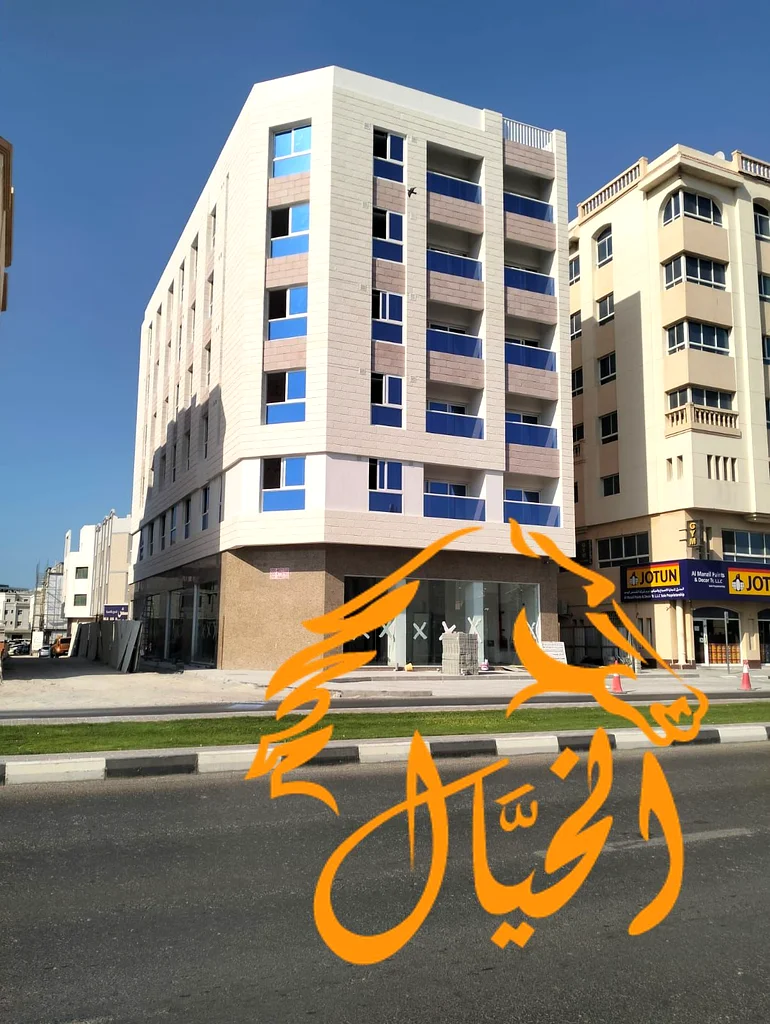 معرض جديد بالكامل متاح للإيجار على الطريق الرئيسي + موقع ممتاز64057469468674114