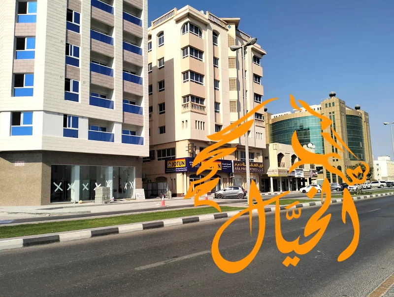 معرض جديد بالكامل متاح للإيجار على الطريق الرئيسي + موقع ممتاز64057469468674110