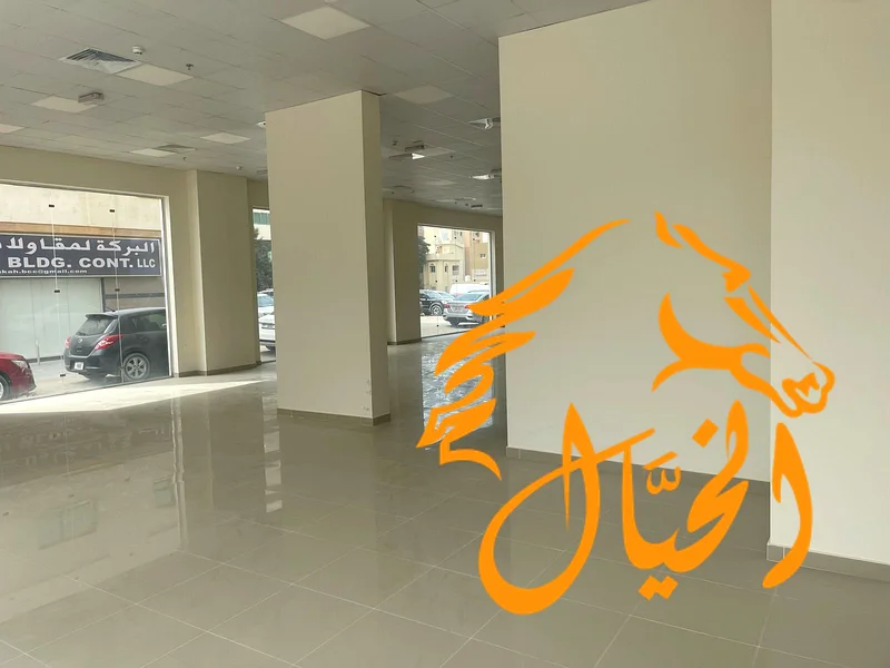 معرض جديد بالكامل متاح للإيجار على الطريق الرئيسي + موقع ممتاز64057469468674113
