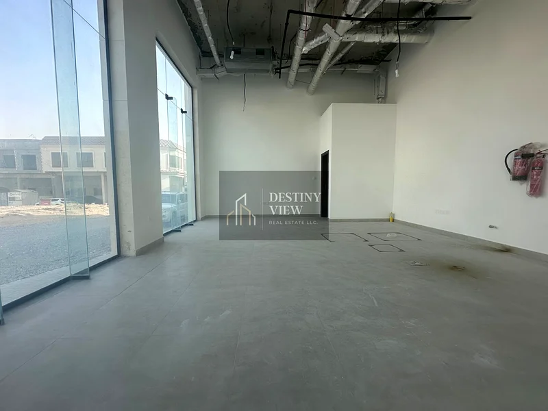 محل ركن زاوية ممتاز | 800 قدم مربع | الطريق الرئيسي | مقابل هوشي | موقع مثالي64057469399811112