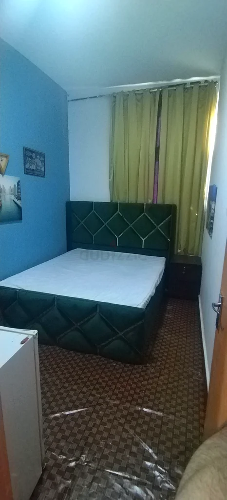 partition room  with window64048300150402110