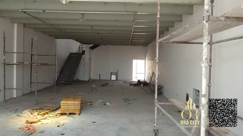 مستودع مميز بمساحة 2645 قدم مربع في الجرف 2، كهرباء 25 كيلو واط، مناطق تحميل/تفريغ، موقف خاص، موقع سهل الوصول - للإيجار مباشرة من المالك64073673889282110