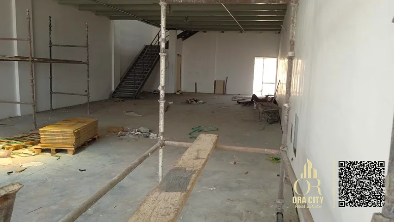 مستودع مميز بمساحة 2645 قدم مربع في الجرف 2، كهرباء 25 كيلو واط، مناطق تحميل/تفريغ، موقف خاص، موقع سهل الوصول - للإيجار مباشرة من المالك64073673889282111