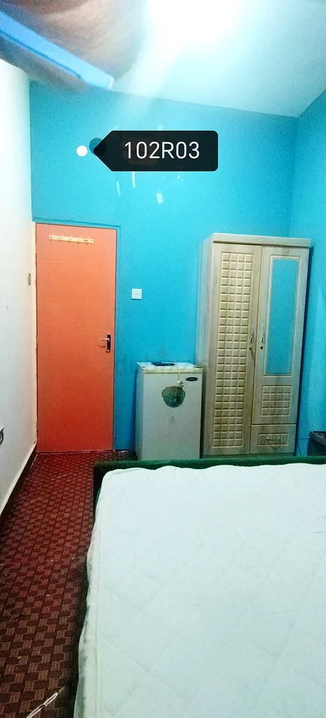 partition room  with window64048300150402112