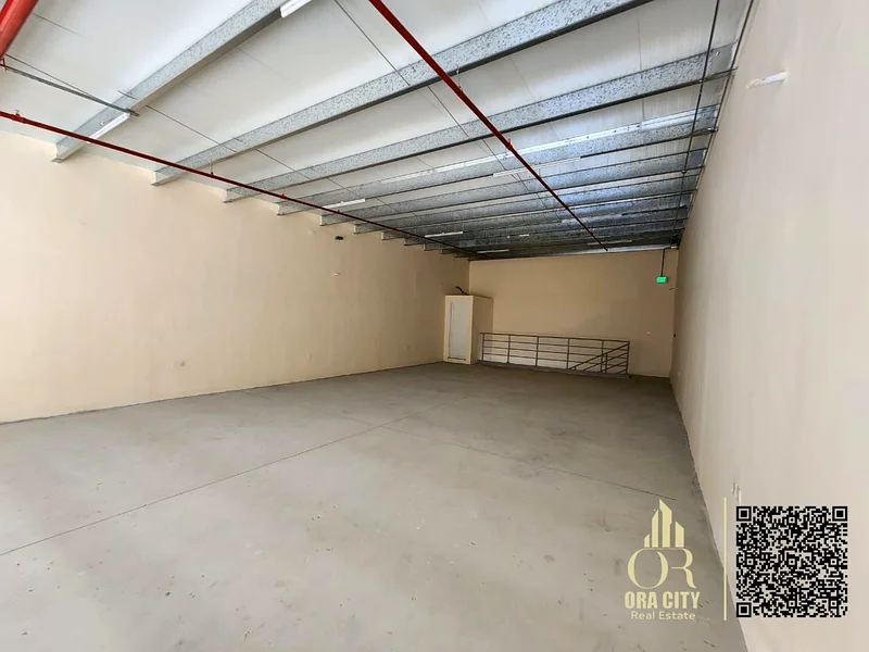مستودع مميز بمساحة 3055 قدم مربع في الجرف 2، كهرباء 25 كيلو واط، مناطق تحميل وتفريغ، موقف خاص، موقع سهل الوصول - للإيجار مباشرة من64073673898241110