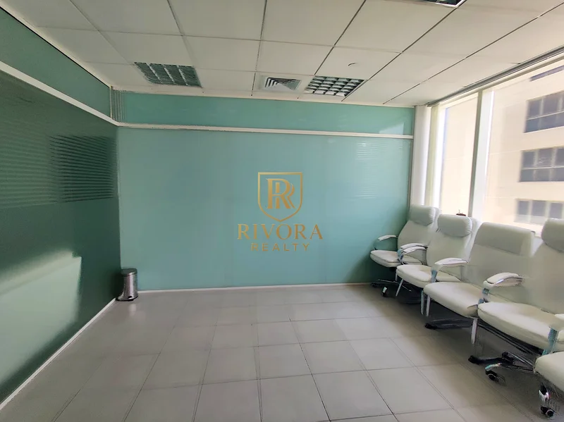مكتب مجهز مع حاجز زجاجي ومكيف حراري مجاني64066471842689114