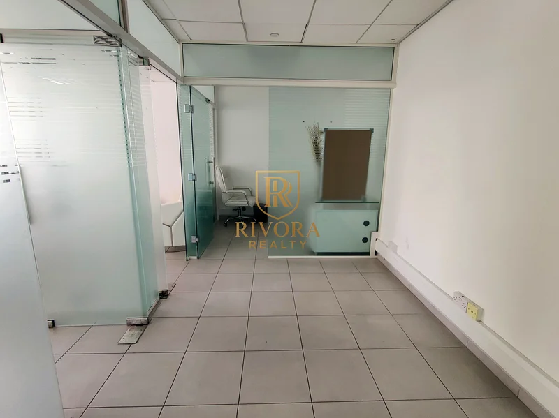 مكتب مجهز مع حاجز زجاجي ومكيف حراري مجاني64066471842689111