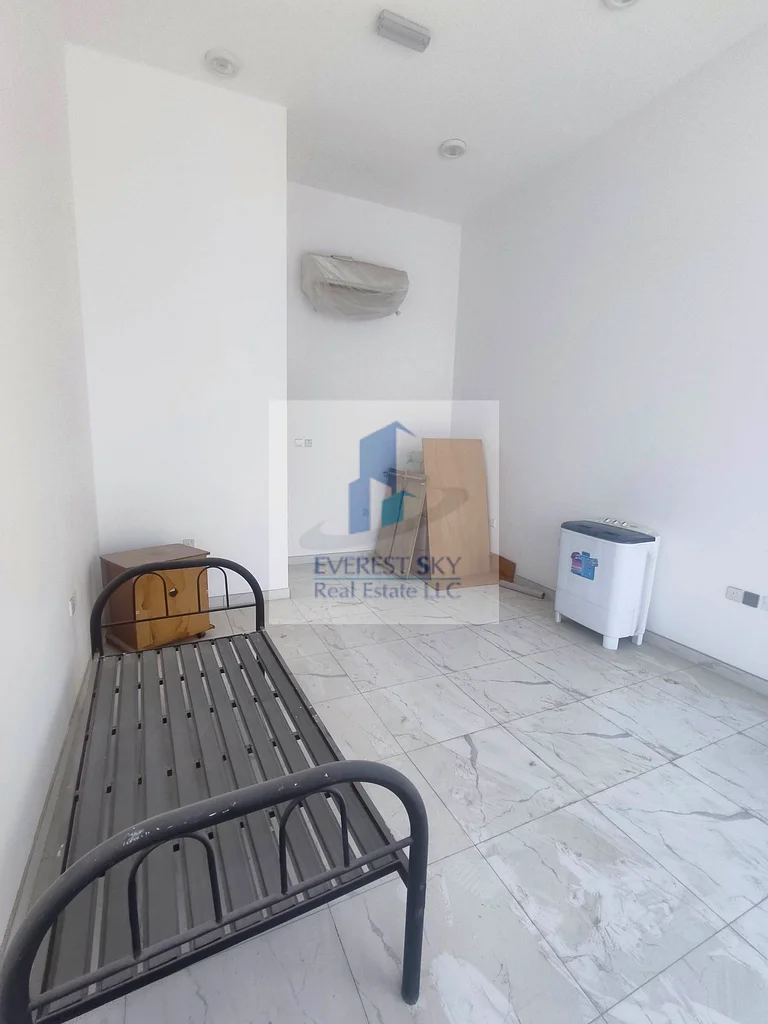 2 Shops next to each other with toilet for URGENT LEASE !!64058347519107114