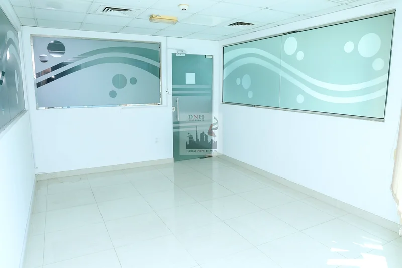 مكتب واسع ومُصان جيدًا في موقع متميز64068755703041114