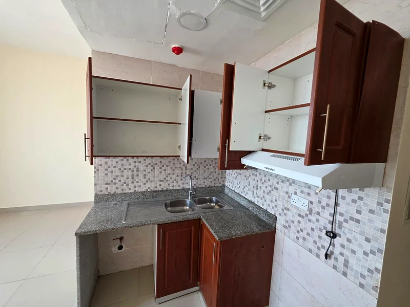 استوديو مضاء بالكامل مساحة كبيرة نظام تكييف مركزي وتدفئة موقع مرئي وسهل الوصول طوال اليوم64221324887427111